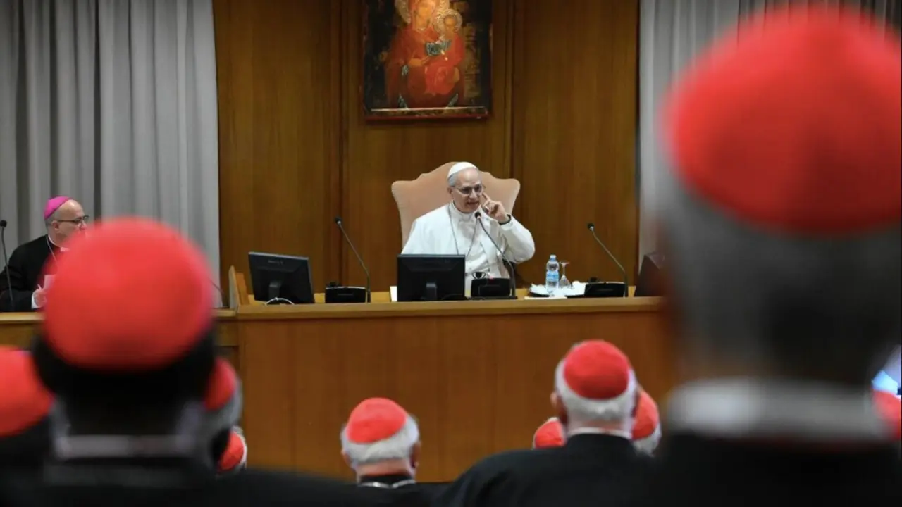  El Papa Le&oacute;n XIV en la reuni&oacute;n con los cardenales, este s&aacute;bado. - VATICAN MEDIA | EP 