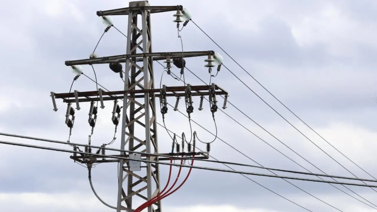 Archivo - Un poste el&eacute;ctrico, a 14 de marzo de 2025, en Madrid (Espa&ntilde;a). - Marta Fern&aacute;ndez - Europa Press - Archivo 
