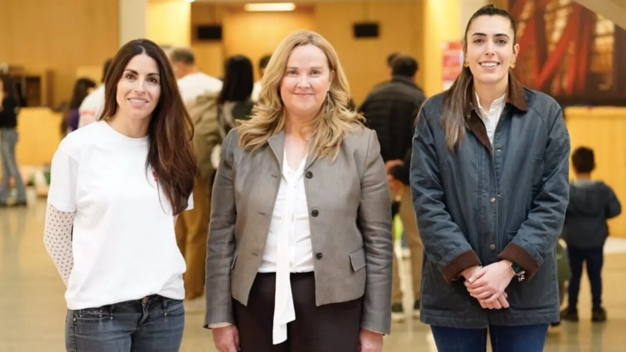  La alcaldesa de la capital burgalesa, Cristina Ayala, y la presidenta de ProBurgos, Andea Ballesteros, junto a la presidenta de la Fundaci&oacute;n ASTI, Ver&oacute;nica Pascual - AYUNTAMIENTO DE BURGOS |&nbsp;EP 