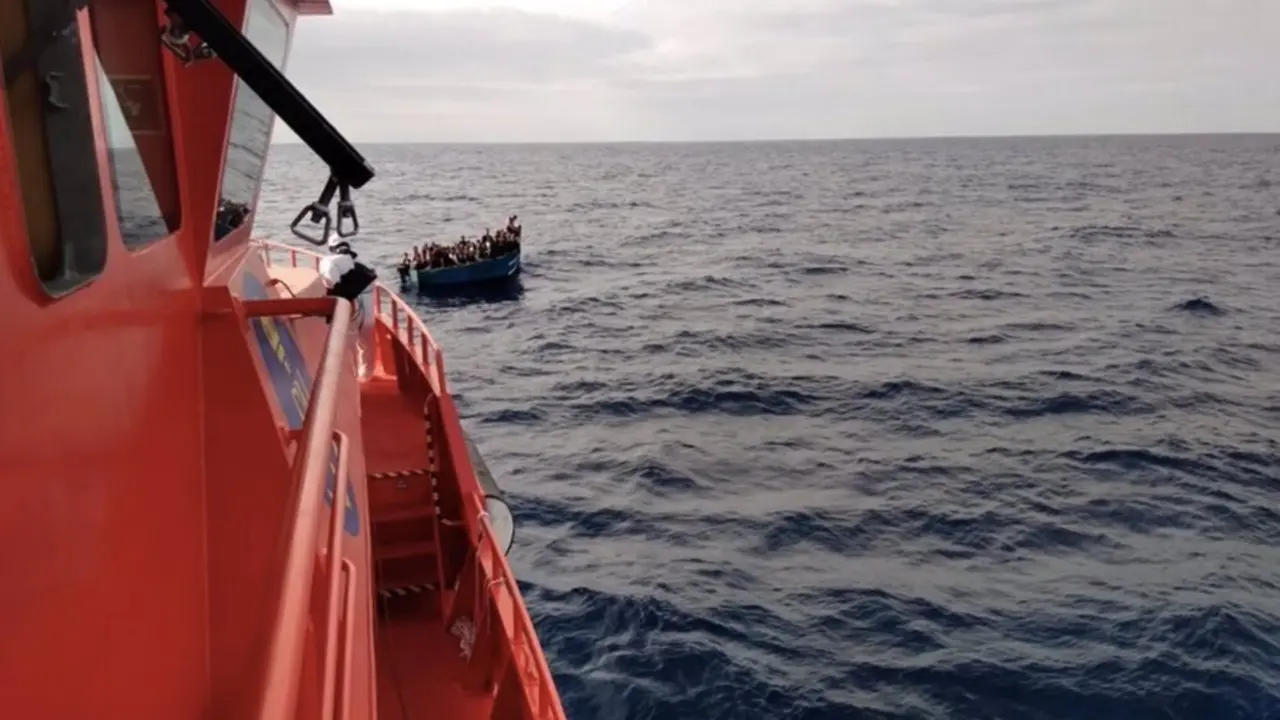 Archivo - Imagen de recurso de la guardamar Tal&iacute;a procediendo al rescate de 47 personas de una patera localizada por un pesquero a 19 millas de Lanzarote - SALVAMENTO MAR&Iacute;TIMO - Archivo | EP 