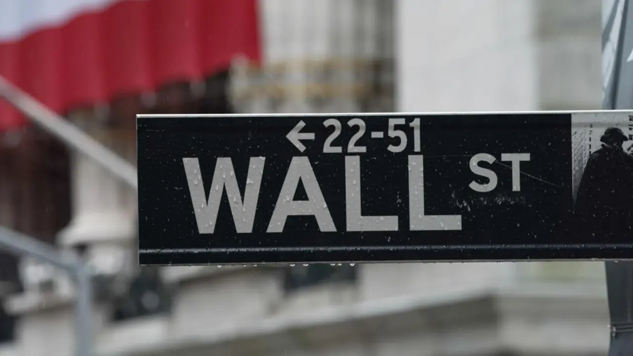  Archivo - 03 April 2020, US, New York: A Wall street sign is hanged near the facade of the New York Stock Exchange as stocks fall after the US reports job losses in March and on coronavirus fears. Photo: Bryan Smith/ZUMA Wire/dpa - Bryan Smith/ZUMA Wire/dpa - Archivo 