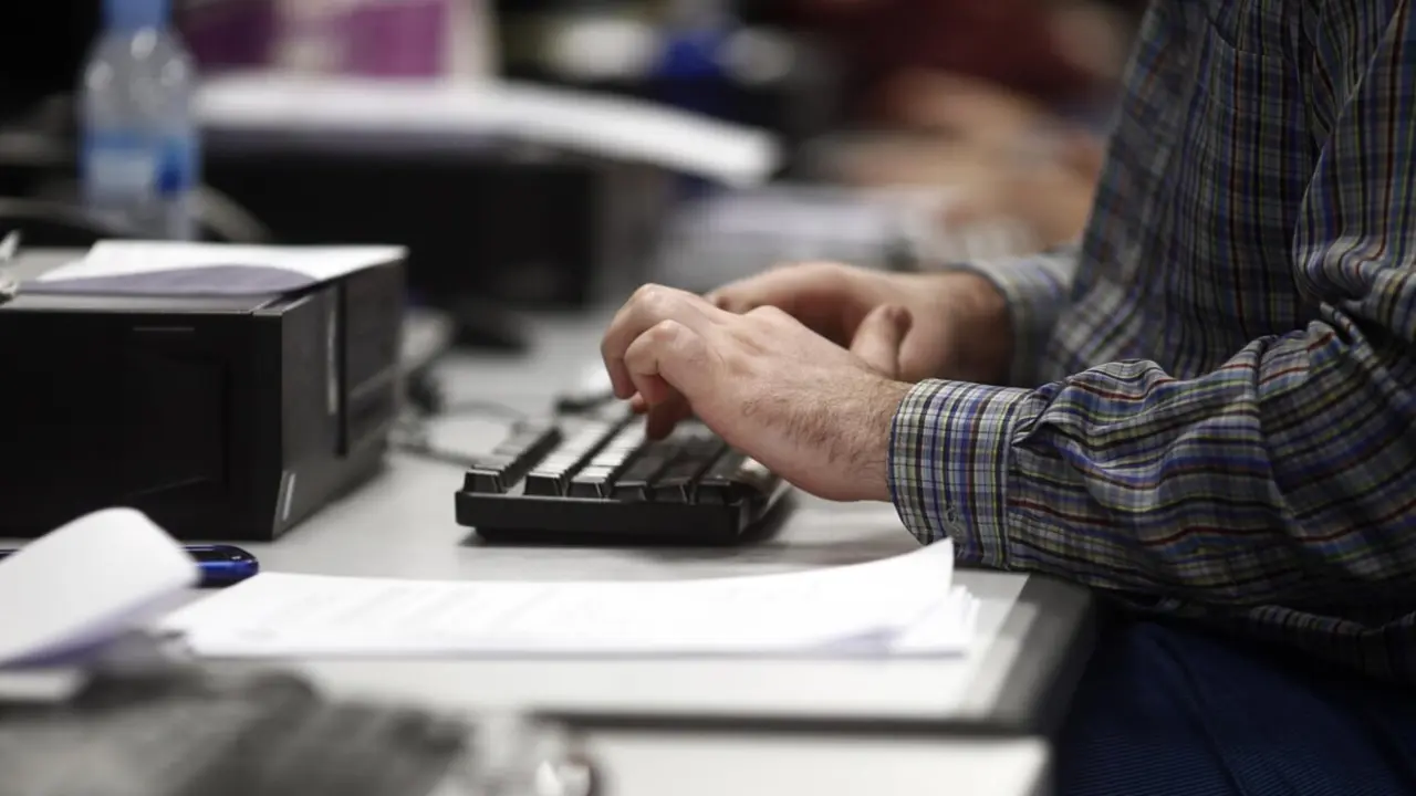  Archivo - Gente trabajando, ordenador, ordenadores - EUROPA PRESS - Archivo 