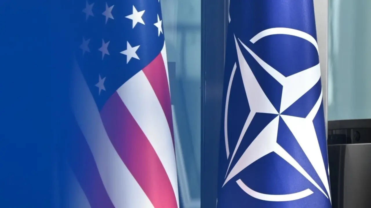  Archivo - Una bandera de Estados Unidos y una bandera de la OTAN - Anna Ross/dpa - Archivo 