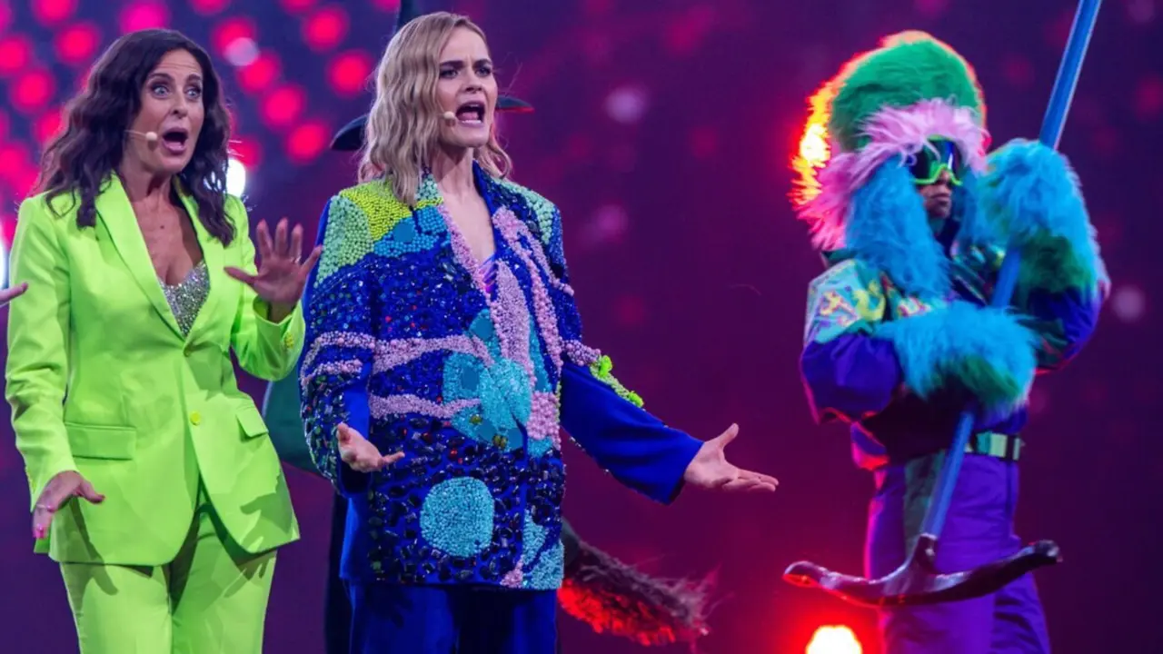  13 May 2025, Switzerland, Basel: Presenters Hazel Brugger (R) and Sandra Studer sing in the show program during the first semi-final of the 69th Eurovision Song Contest in the Arena St. Jakobshalle. Photo: Jens B&uuml;ttner/dpa - Jens B&uuml;ttner/dpa 