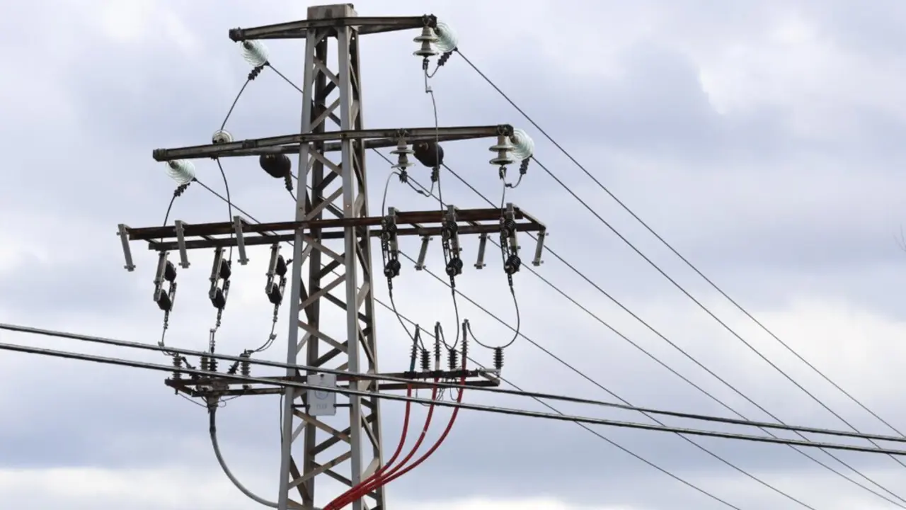  Archivo - Un poste el&eacute;ctrico, a 14 de marzo de 2025, en Madrid (Espa&ntilde;a). - Marta Fern&aacute;ndez - Europa Press - Archivo 