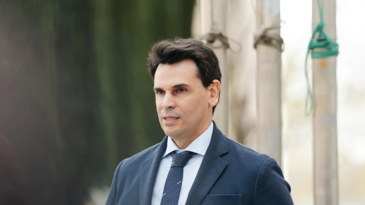  Archivo - La pareja de la presidenta de la Comunidad de Madrid, Alberto Gonz&aacute;lez Amador, sale de los Juzgados de Plaza de Castilla. - Mateo Lanzuela - Europa Press - Archivo 