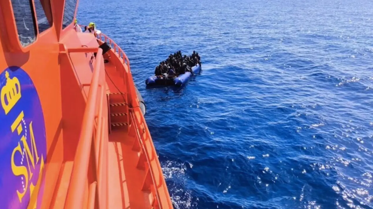 Imagen de archivo de una patera neum&aacute;tica rescatada por Salvamento Mar&iacute;timo. - SALVAMENTO MAR&Iacute;TIMO | EP 