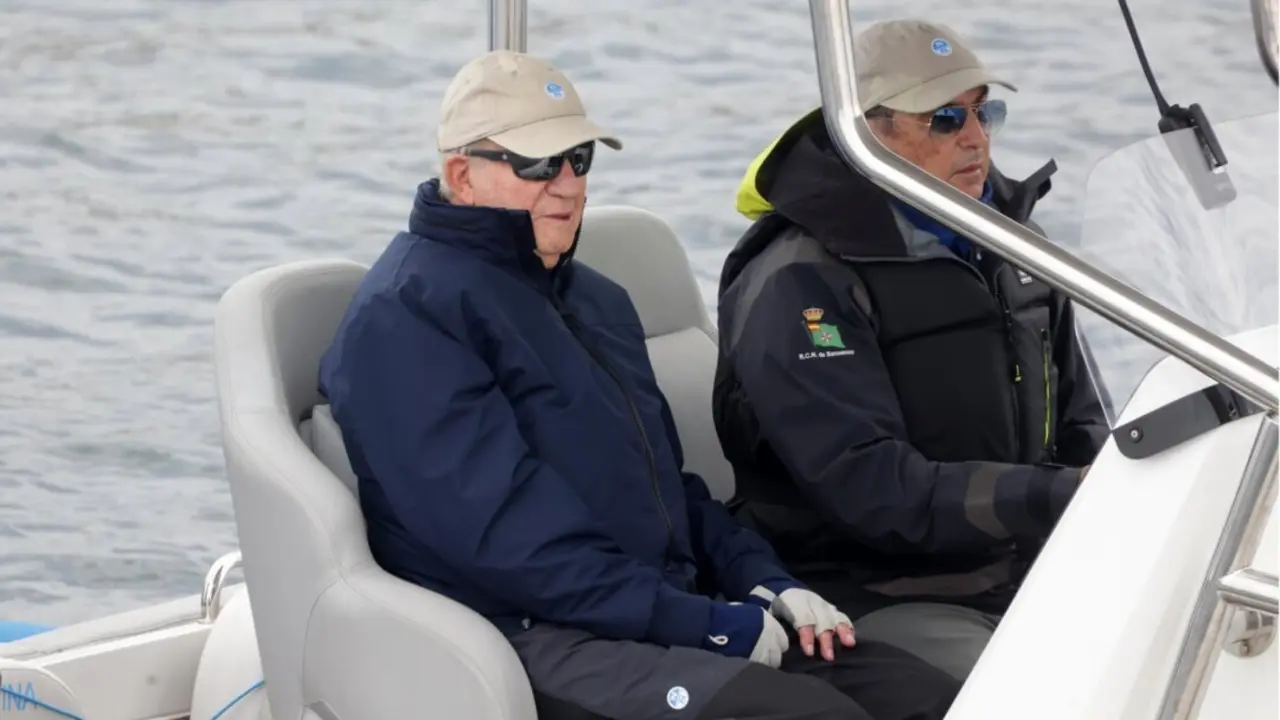  El Rey Juan Carlos y Pedro Campos embarcando, a 18 de mayo de 2025, en Sanxenxo (Espa&ntilde;a). - Jos&eacute; Ram&oacute;n Hernando - Europa Press 