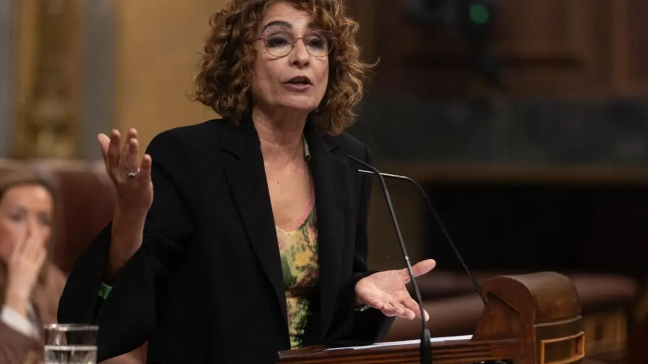  Archivo - La vicepresidenta primera y ministra de Hacienda, Mar&iacute;a Jes&uacute;s Montero, interviene durante una sesi&oacute;n plenaria en el Congreso de los Diputados. - Eduardo Parra - Europa Press - Archivo 