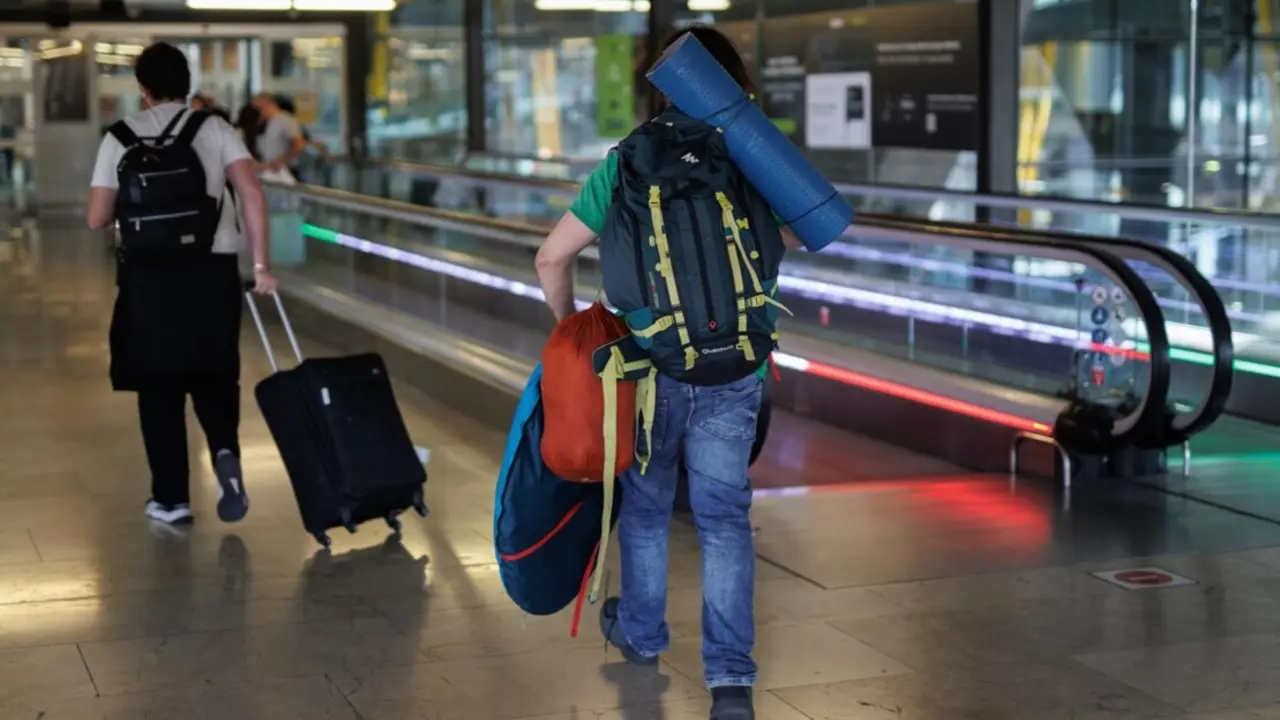  Archivo - Varias personas con equipaje en la terminal T4 del Aeropuerto Adolfo Su&aacute;rez Madrid-Barajas, a 12 de julio de 2024, en Madrid (Espa&ntilde;a). - Alejandro Mart&iacute;nez V&eacute;lez - Europa Press - Archivo 