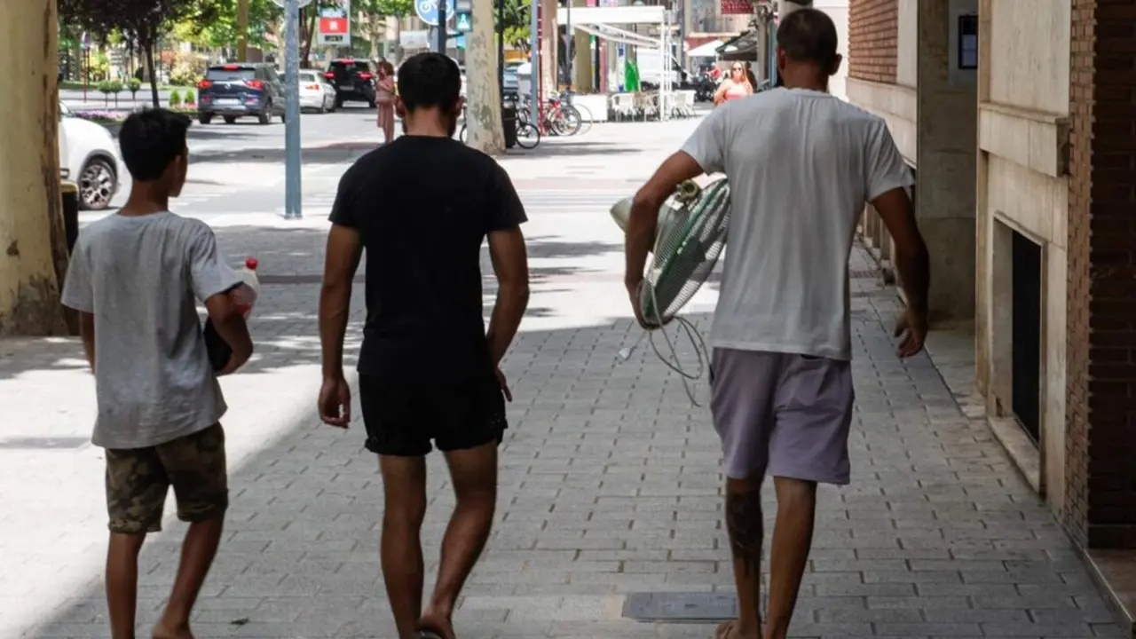  Archivo - Tres j&oacute;venes caminan por la Avenida de Espa&ntilde;a mientras uno de ellos porta un ventilador el&eacute;ctrico, a 11 de julio de 2023, en Albacete, Castilla-La Mancha (Espa&ntilde;a). - V&iacute;ctor Fern&aacute;ndez - Europa Press - Archivo 