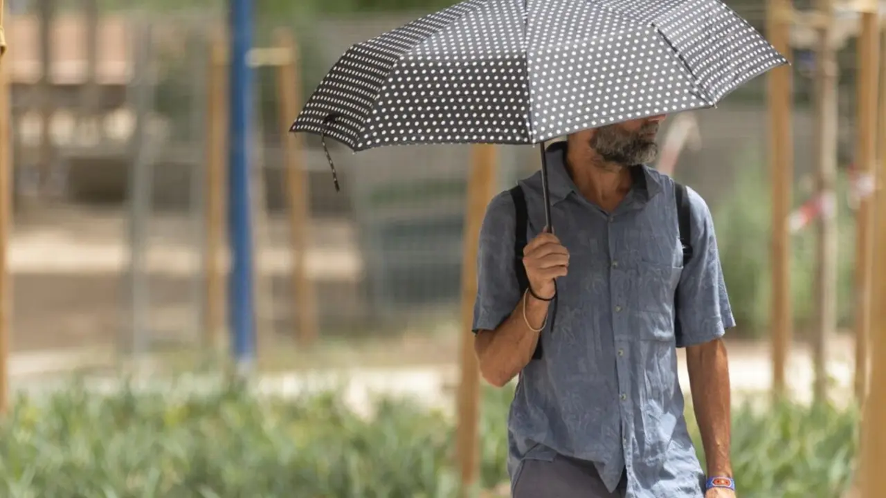  Archivo - Un hombre pasea con paraguas, a 16 de junio de 2022, en Madrid (Espa&ntilde;a). - Eduardo Parra - Europa Press - Archivo 