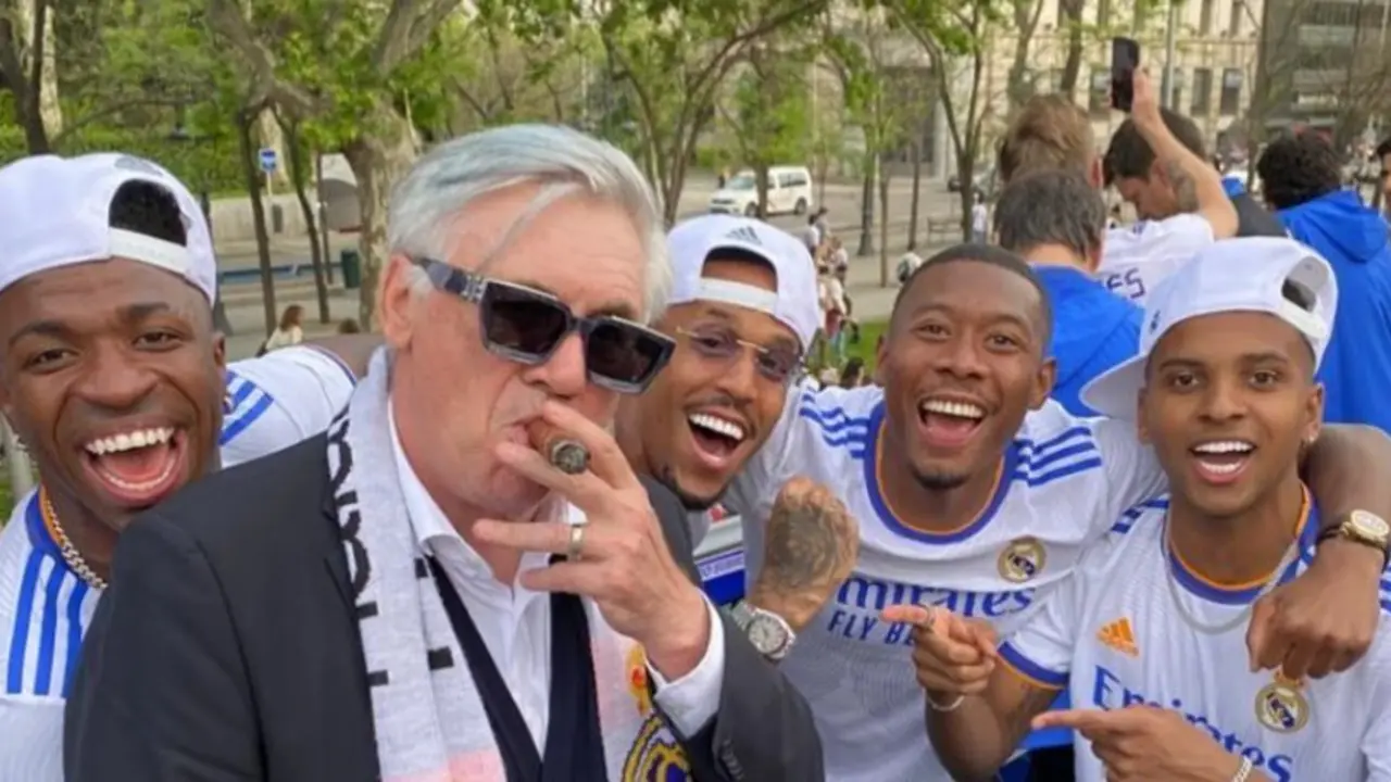  Vinicius, Ancelotti, Militao, Alaba y Rodrygo en la celebraci&oacute;n de la Champions 
