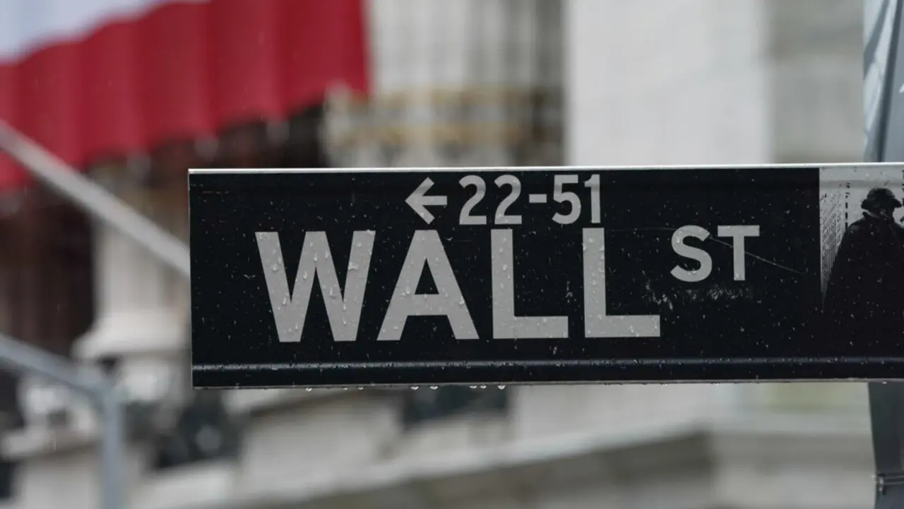  Archivo - Cartel que marca la localizaci&oacute;n de Wall Street en Nueva York (Estados Unidos). - Bryan Smith/ZUMA Wire/dpa - Archivo 