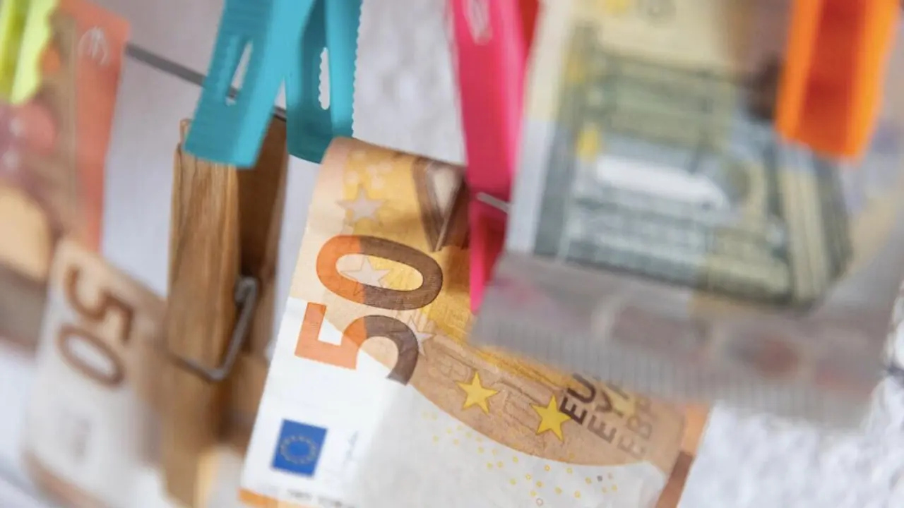  Archivo - Varios billetes sujetos con pinzas. - Eduardo Parra - Europa Press - Archivo 