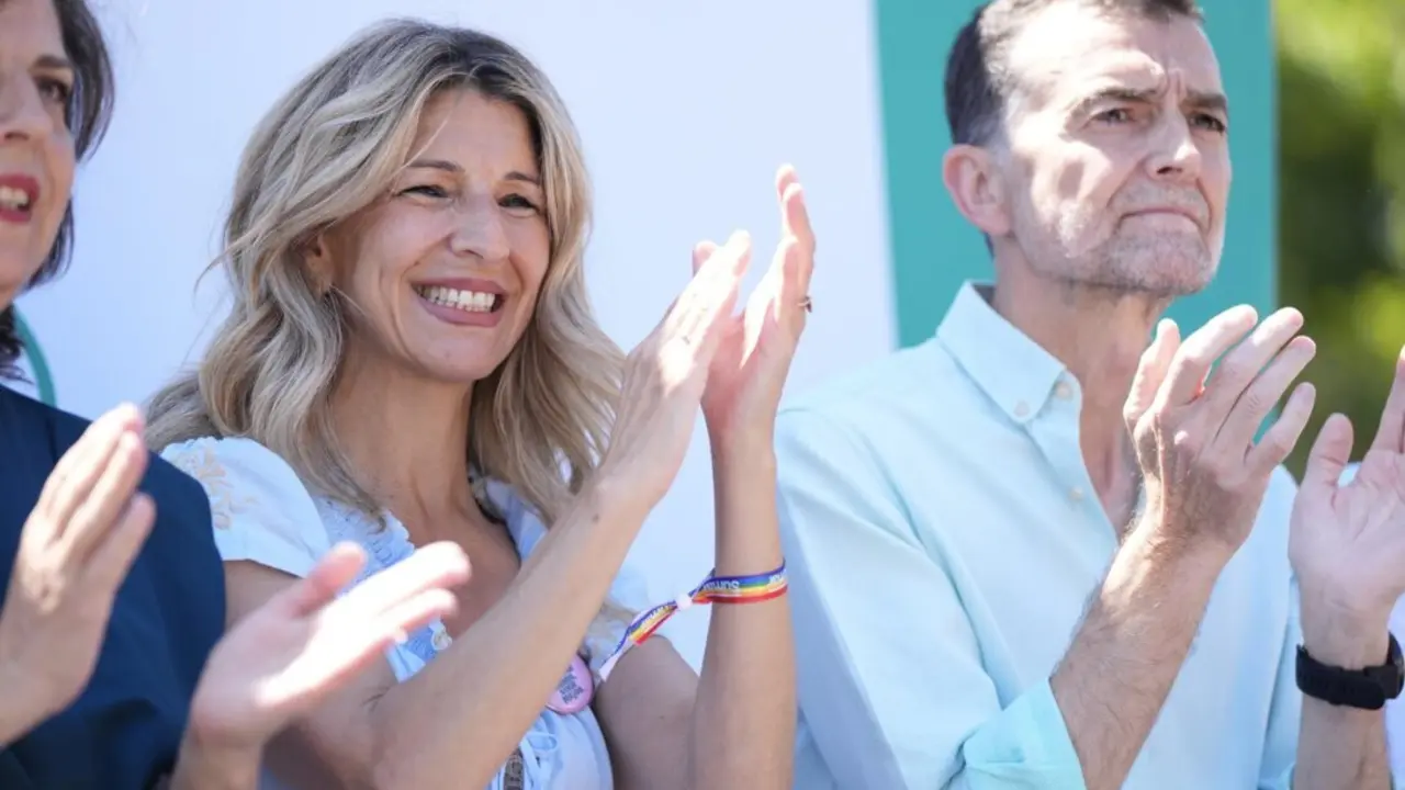  La vicepresidenta segunda del Gobierno y ministra de Trabajo, Yolanda D&iacute;az, (I) y el coordinador federal de IU, Antonio Ma&iacute;llo, (D) en un acto sobre la reducci&oacute;n de la jornada laboral organizado por Movimiento Sumar e IU en Sevilla. - JOAQUIN CORCHERO / EUROPA PRESS 