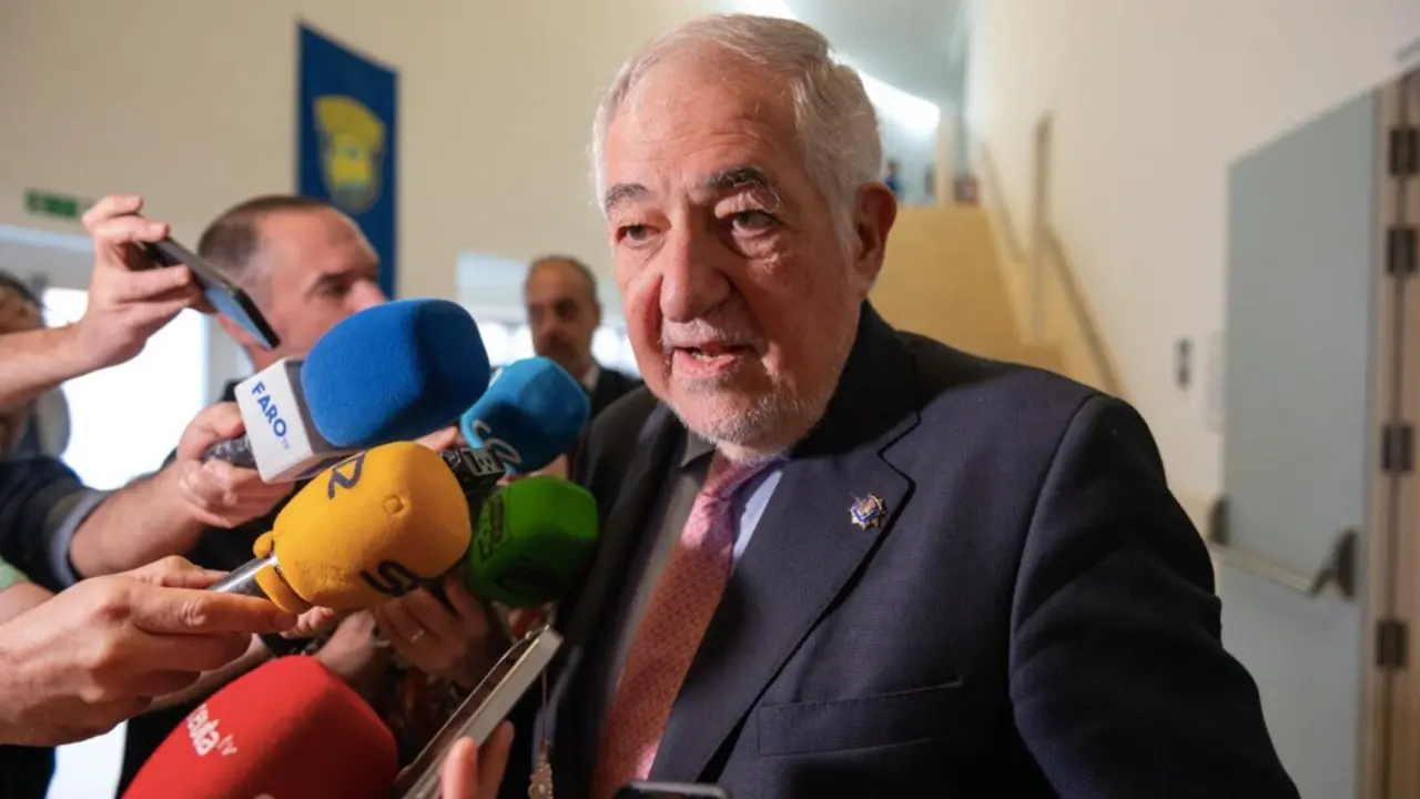  El Magistrado del Tribunal Constitucional, C&aacute;ndido Conde Pumpido, atiende a los medios de comunicaci&oacute;n durante las XIV Jornadas Jur&iacute;dicas de Ceuta, a 22 de mayo de 2025, en Ceuta (Espa&ntilde;a). - Antonio Sempere - Europa Press 