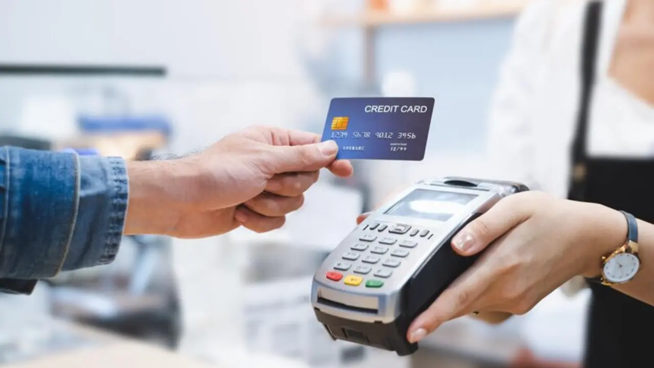  Archivo - Una persona pagando con tarjeta de cr&eacute;dito en un datafono de un comercio - NATTAKORN MANINEERAT / EYEEM / MINSAIT - Archivo 