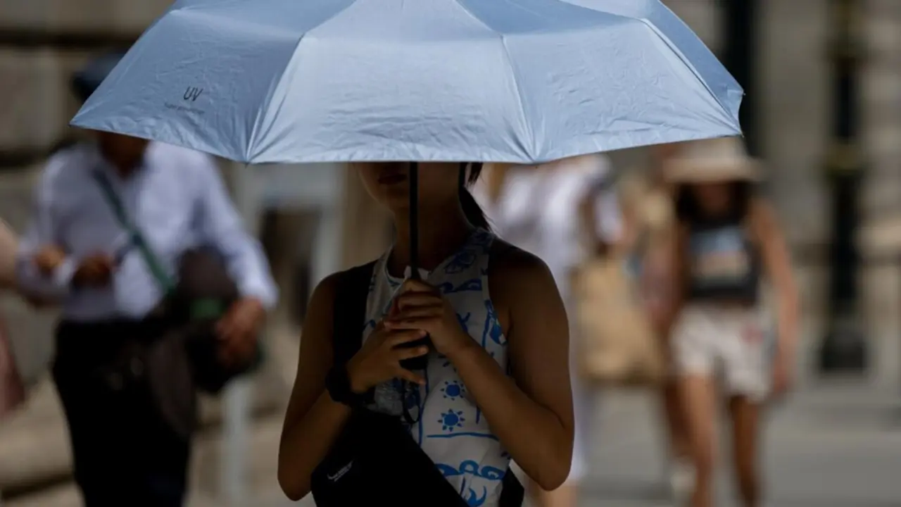  Archivo - Una mujer se resguarda del sol bajo un paraguas, a 18 de julio de 2024, en Madrid (Espa&ntilde;a). - Eduardo Parra - Europa Press - Archivo 