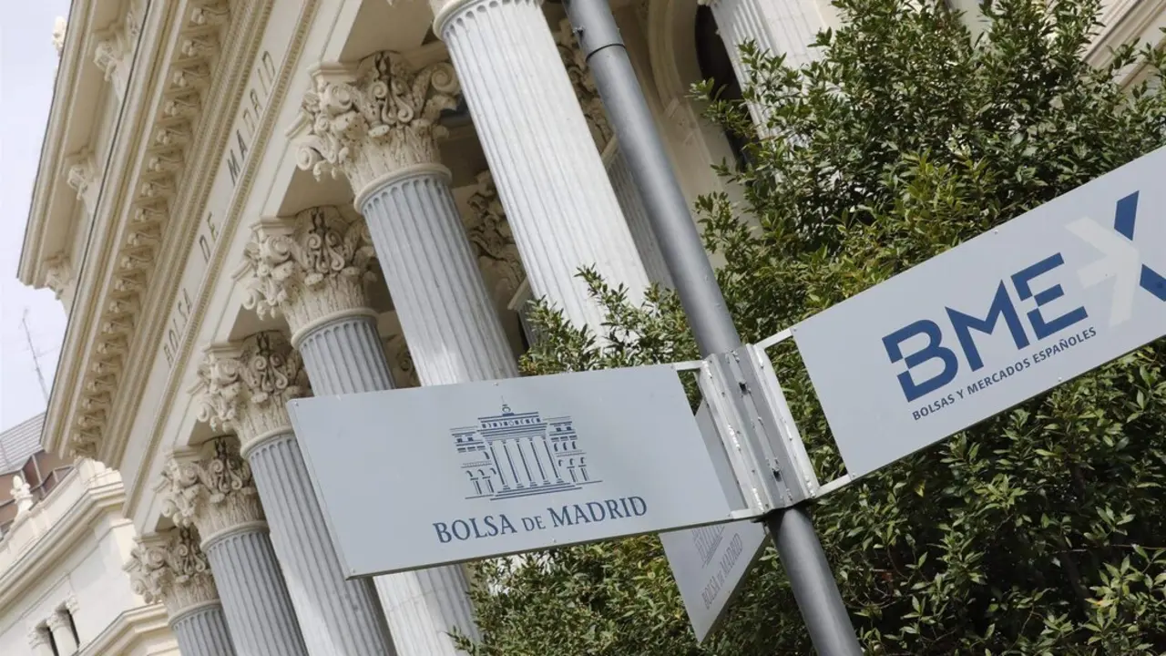  Cartel colocado en las inmediaciones del edificio de la Bolsa de Madrid 
