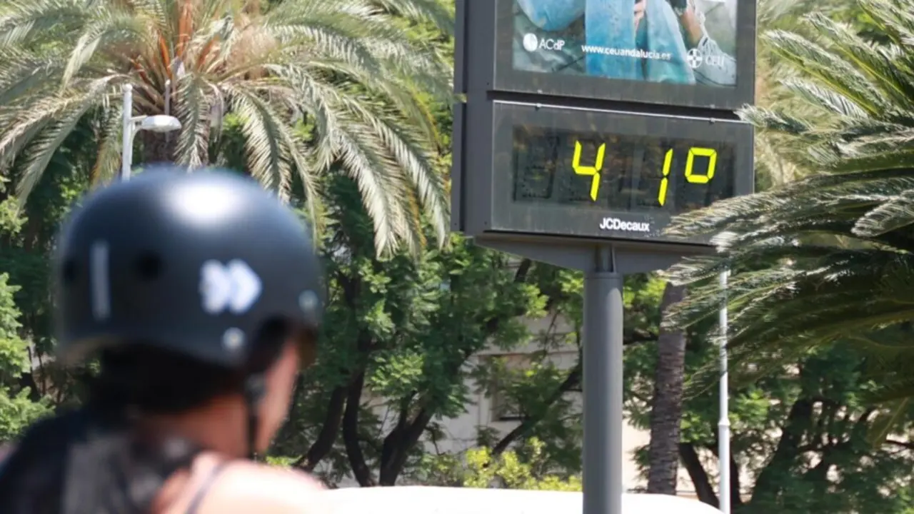  Archivo - Una joven se resguarda del sol con un abanico para soportar las altas temperaturas. A 10 de agosto de 2024, en Sevilla (Andaluc&iacute;a, Espa&ntilde;a). - Roc&iacute;o Ruz - Europa Press - Archivo 