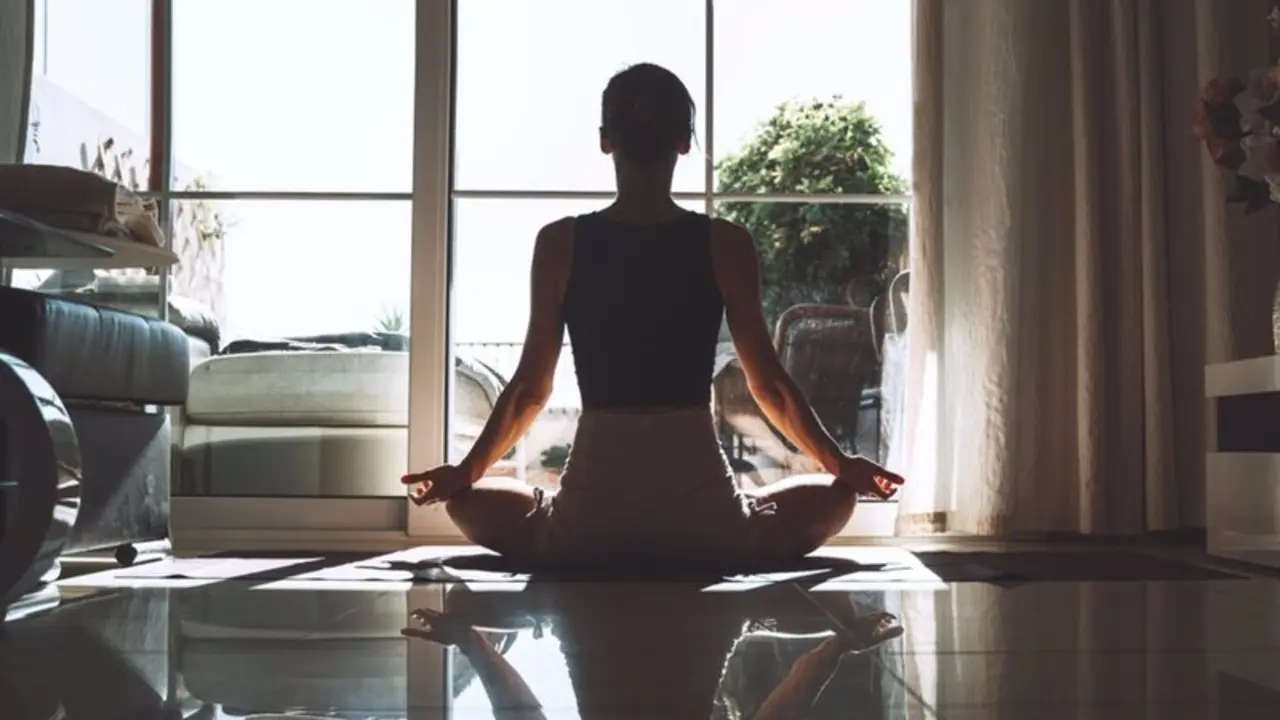  Archivo - Mujer haciendo meditaci&oacute;n, 'mindfulness' - NATALIADERIABINA - Archivo 