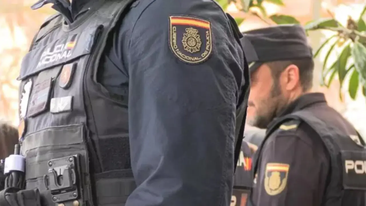  Imagen de archivo de dos agentes de la Polic&iacute;a Nacional.<br>- POLIC&Iacute;A NACIONA 