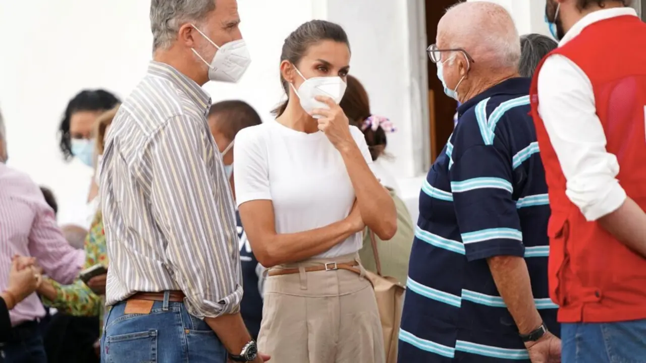  Archivo - El rey Felipe VI y la reina Letizia habla con un hombre evacuado por la erupci&oacute;n del volc&aacute;n de Cumbre Vieja, a 23 de septiembre de 2021, en La Palma, Santa Cruz de Tenerife, Islas Canarias, (Espa&ntilde;a). - Estefan&iacute;a Briganty - Europa Press - Archivo 