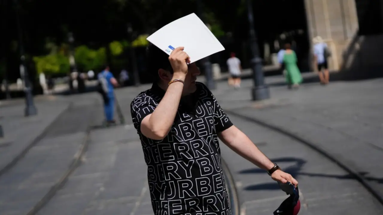  Un hombre se protege del sol con una carpeta. A 28 de mayo de 2025, en Sevilla (Andaluc&iacute;a, Espa&ntilde;a).La Agencia Estatal de Meteorolog&iacute;a (Aemet) ha activado para este mi&eacute;rcoles el aviso amarillo por calor en diversas zonas de C&oacute;rdoba, Ja&eacute;n y Sevilla, donde l - Mar&iacute;a Jos&eacute; L&oacute;pez - Europa Press 