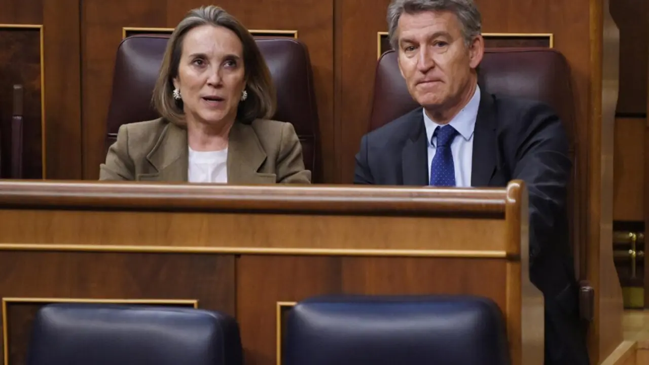  La secretaria general del PP, Cuca Gamarra y el presidente del PP, Alberto N&uacute;&ntilde;ez Feij&oacute;o, durante una sesi&oacute;n plenaria, a 28 de mayo de 2025, en Madrid (Espa&ntilde;a). - Fernando S&aacute;nchez - Europa Press 