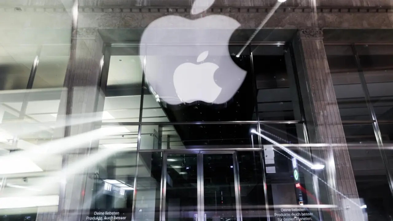  Archivo - FILED - 01 May 2023, Hamburg: The logo of the US technology company Apple can be seen at night at the Apple Store Jungfernstieg in the city center. Photo: Christian Charisius/dpa - Christian Charisius/dpa - Archivo 