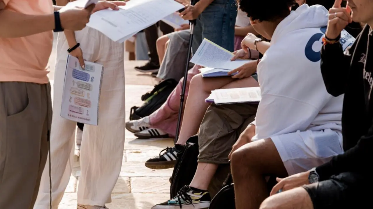  Alumnos repasan apuntes - Carlos Luj&aacute;n - Europa Press 