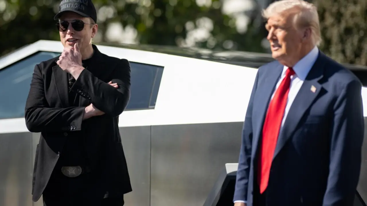  Archivo - FILED - 11 March 2025, US, Washington: US President Donald Trump (R), stands with tech billionaire Elon Musk by a Tesla Cybertruck on the South Lawn of the White House. Photo: Molly Riley/White House/dpa - ATTENTION: editorial use only and only - Molly Riley/White House/dpa - Archivo 