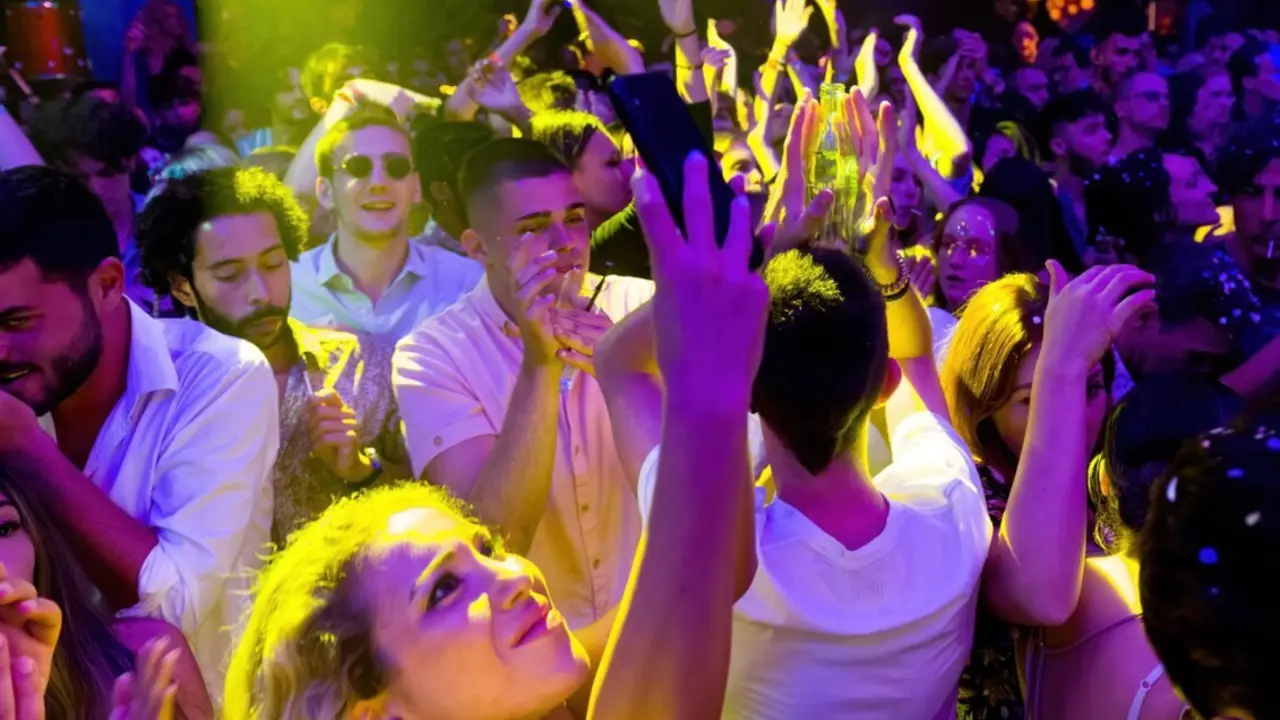  Archivo - Decenas de personas asisten a la fiesta Flower Power en la discoteca Pacha Ibiza, - Germ&aacute;n Lama - Europa Press - Archivo 