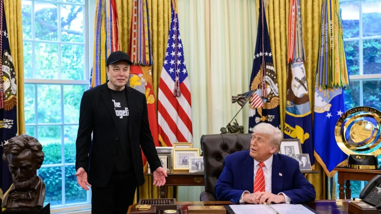  El due&ntilde;o de SpaceX, Elon Musk, y el presidente de Estados Unidos, Donald Trump, en rueda de prensa antes de que Musk abandonara el Gobierno estadounidense - Europa Press/Contacto/White House 