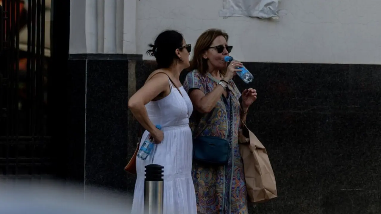  Una persona bebe agua en la calle durante un episodio de calor &ldquo;extraordinario&rdquo;, a 31 de mayo de 2025, en Madrid (Espa&ntilde;a). - Ricardo Rubio - Europa Press 