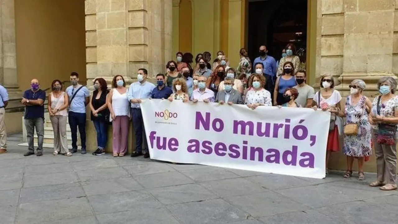  Minuto de silencio con motivo de la v&iacute;ctima de violencia machista del Cerro del &Aacute;guila 