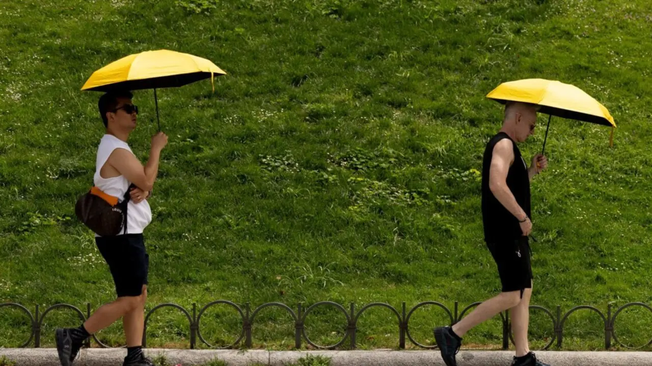  Archivo - Varias personas se resguardan del sol bajo un paraguas, a 18 de julio de 2024, en Madrid (Espa&ntilde;a). - Eduardo Parra - Europa Press - Archivo 