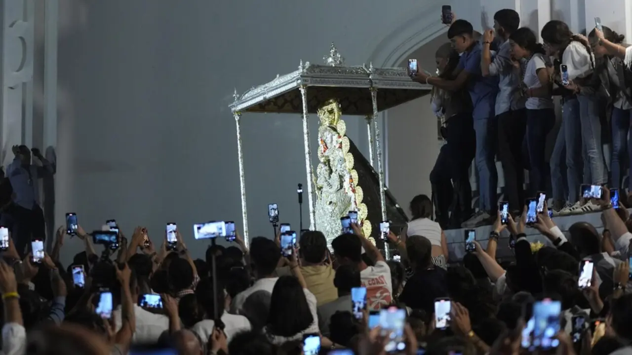  Detalle de la salida de la Virgen del Roc&iacute;o por las calles de la Aldea. - Joaquin Corchero - Europa Press 