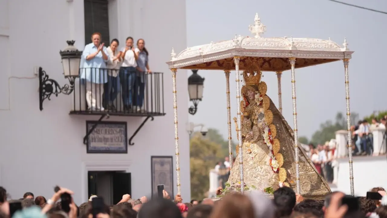  La Virgen del Roc&iacute;o por las calles de la aldea durante la procesi&oacute;n.<br>- JOAQU&Iacute;N CORCHERO.- EUROPA PRESS 