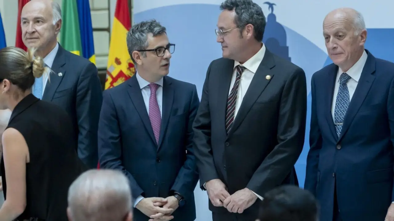  El Fiscal General del Estado, &Aacute;lvaro Garc&iacute;a Ortiz (2d) y el ministro de la Presidencia, Justicia y Relaciones con las Cortes, F&eacute;lix Bola&ntilde;os (2i), conversan durante la ceremonia de bienvenida a los participantes en la 32&ordf; Asamblea General Ordinaria de la A<br>- Alberto Ortega - Europa Press 