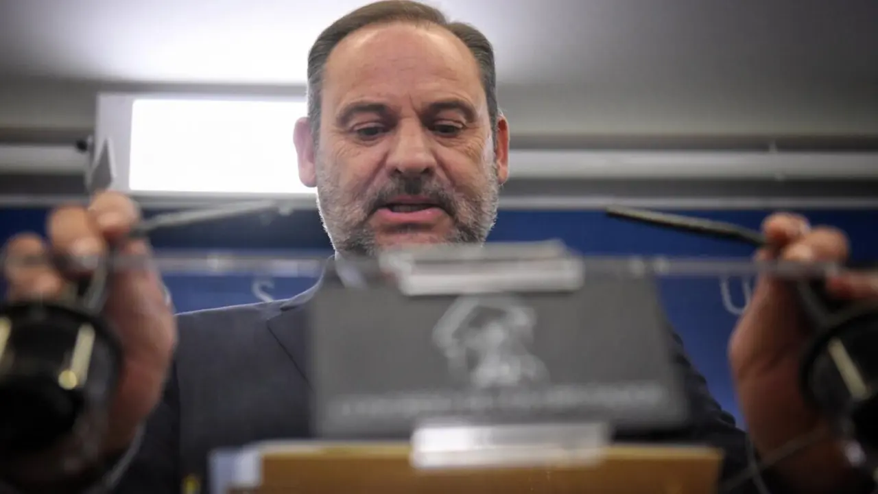  Archivo - El exministro Jos&eacute; Luis &Aacute;balos durante una rueda de prensa en el Congreso de los Diputados tras denunciar a la Guardia Civil ante la Fiscal&iacute;a, en el Congreso de los Diputados, a 19 de diciembre de 2024, en Madrid (Espa&ntilde;a).<br>- Fernando S&aacute;nchez - Europa Press - Archivo 