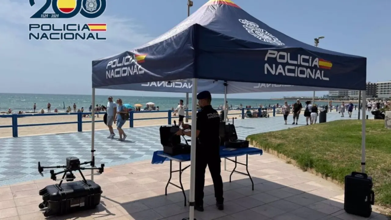  La Polic&iacute;a Nacional aumenta su presencia en playas y zonas de ocio de Alicante con m&aacute;s patrullas, drones y agentes de paisano<br>- POLIC&Iacute;A NACIONAL 