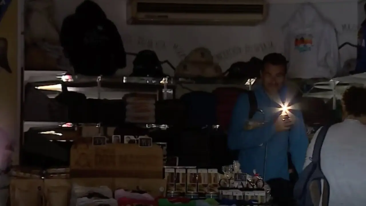  Personas intentando comprar en una tienda de La Palma durante el apag&oacute;n. RTVE 