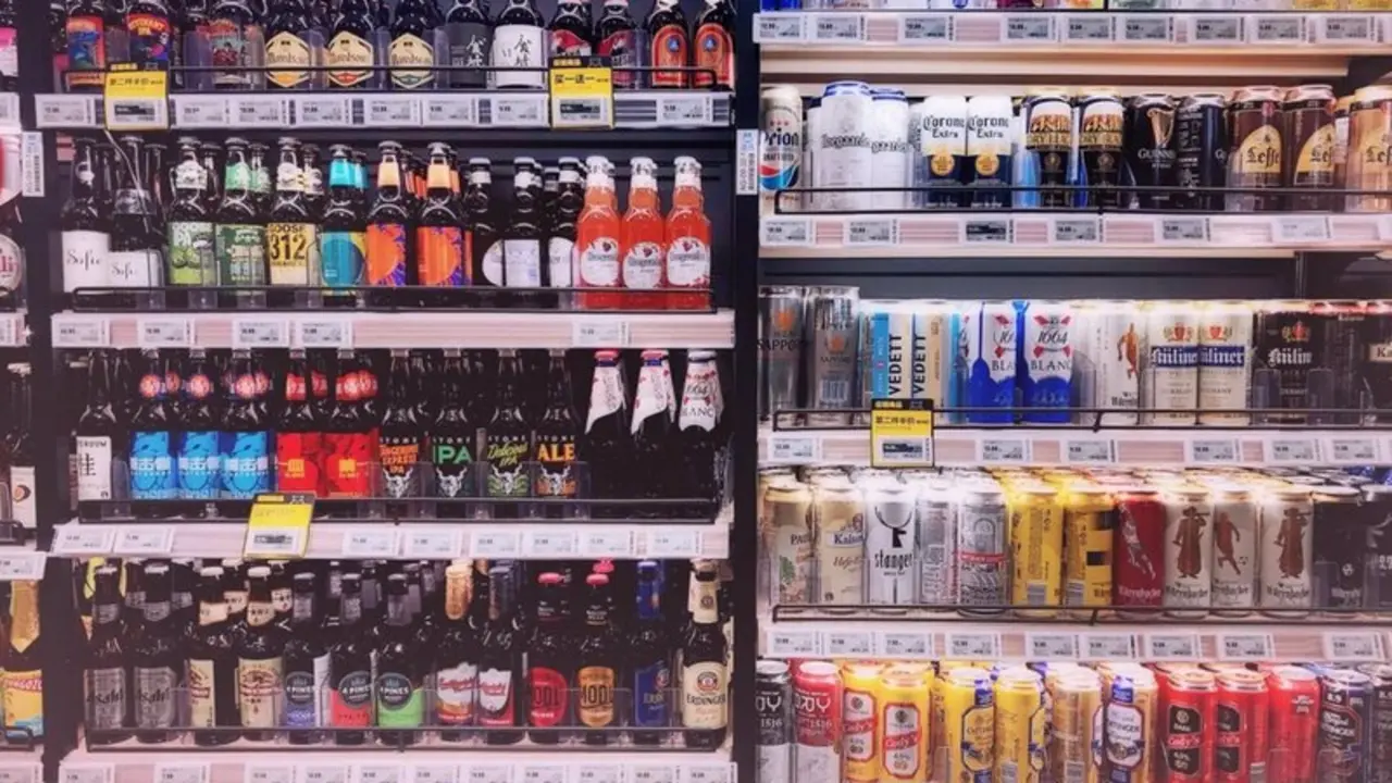  Archivo - Bebidas con alcohol en una tienda. - JUNJIE XU - Archivo 