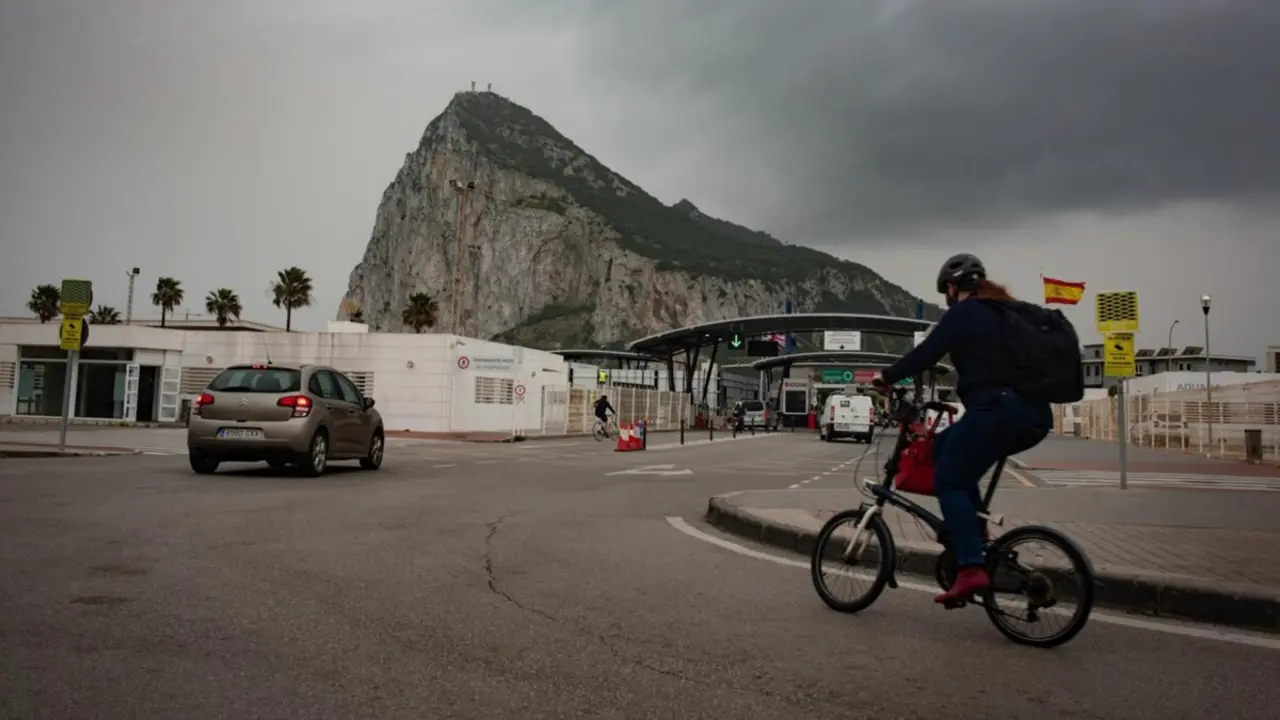  Archivo - Tr&aacute;nsito de coches y personas en la frontera de Gibraltar<br>- Marcos Moreno - Europa Press - Archivo 