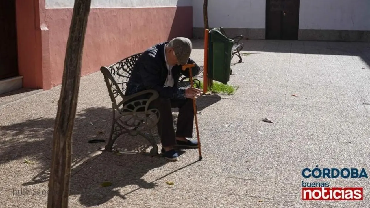 Abuelo sentado en banco en Santa Rosa.  Julio Sanchez CBN 
