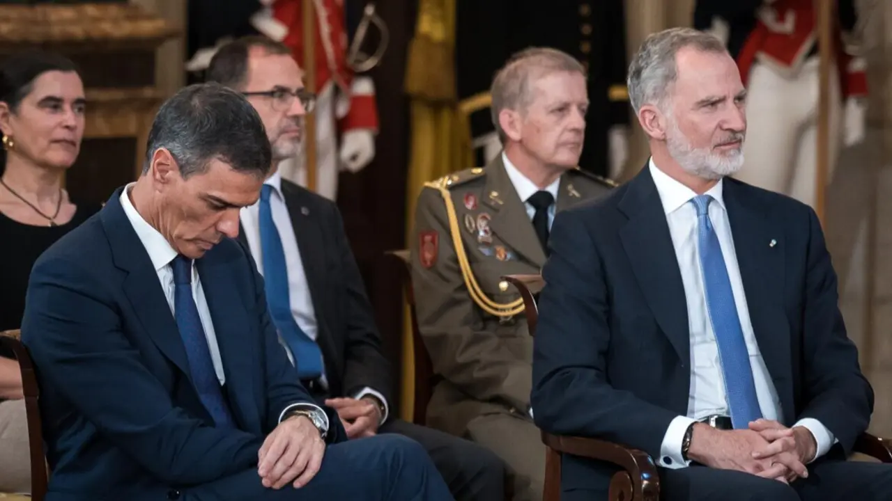  l Rey Felipe VI (d) y el presidente del Gobierno, Pedro S&aacute;nchez (i), durante el acto del XL aniversario de la firma del Tratado de Adhesi&oacute;n de Espa&ntilde;a a las Comunidades Europeas<br>- Diego Radam&eacute;s - Europa Press 