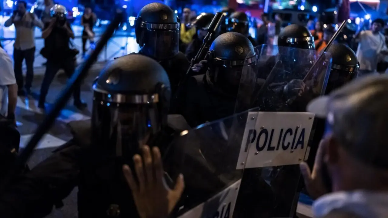  Varios agentes de la Polic&iacute;a Nacional cargan contra los manifestantes durante una marcha para pedir la dimisi&oacute;n de S&aacute;nchez, desde el intercambiador de Moncloa hasta la calle de Ferraz, a 13 de junio de 2025, en Madrid (Espa&ntilde;a).<br>- Diego Radam&eacute;s - Europa Press 