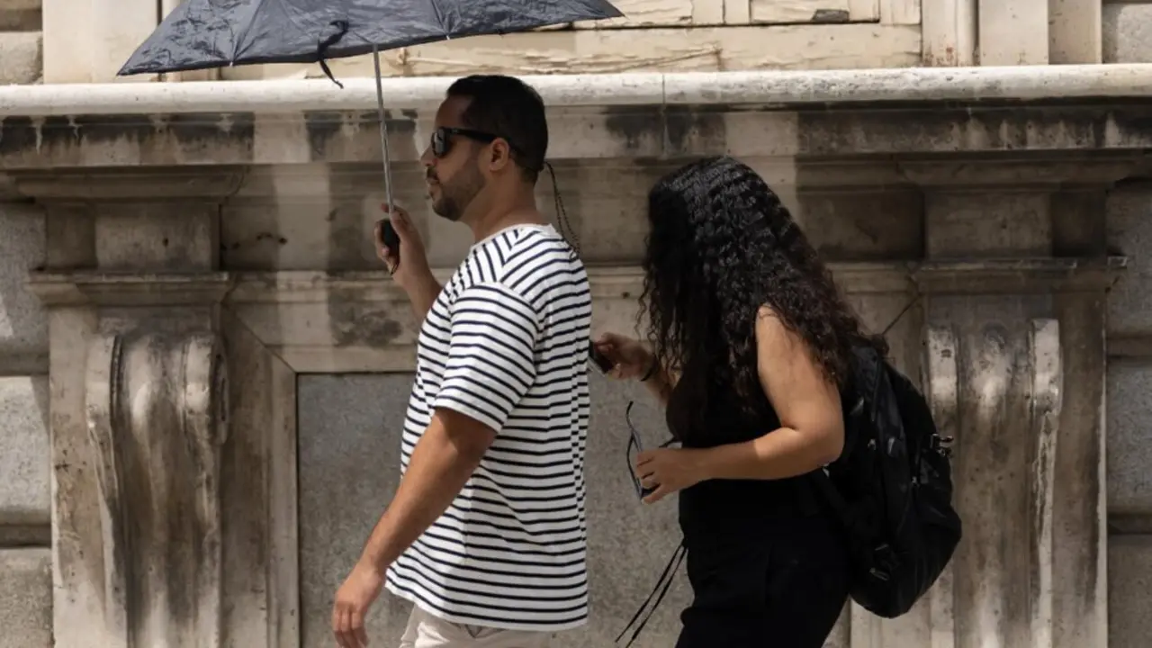  Archivo - Un hombre se resguarda del sol bajo un paraguas, a 18 de julio de 2024, en Madrid (Espa&ntilde;a).<br>- Eduardo Parra - Europa Press - Archivo 